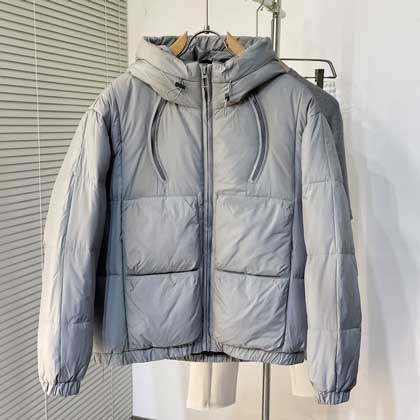 秋冬時尚如何保暖？普拉達新款連帽羽