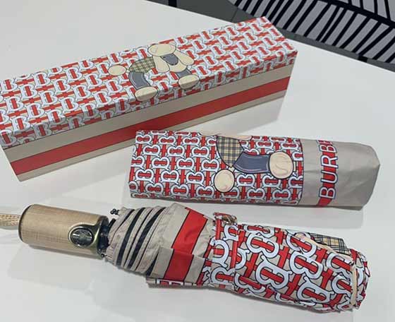 巴寶莉今年時尚單品貴賓犬卡通風格全自動三折睛雨傘