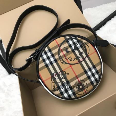 巴寶莉19年新款經典格紋創意涂鴉logo圓