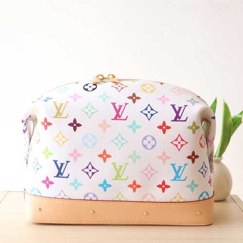 被 LV 這款三彩化妝包M13743拿捏