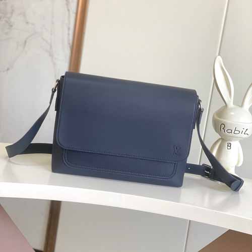 LV M15268黑色郵差包：輕質耐磨，時尚實用之選！