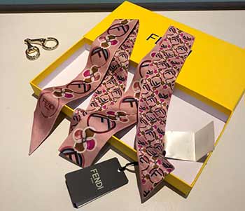 FENDI致敬經典主打的雙層真絲束發帶