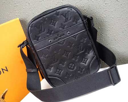 2018季前展示系列男裝造型Monogram Shadow牛皮DANUBE小號手袋 M43681