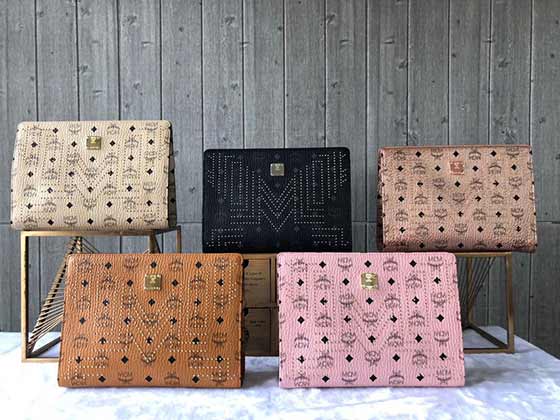 MCM男士鉚釘元素手拿包 經典LOGO印花拉鏈公文包