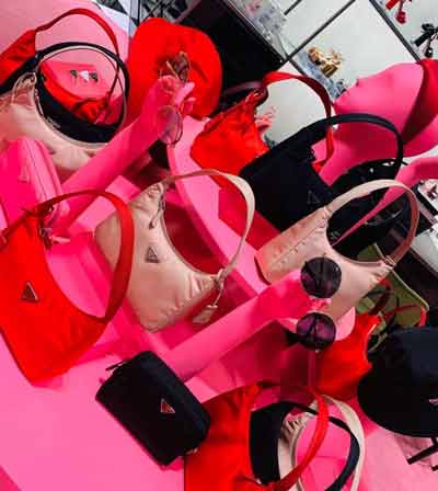 輕便耐看時髦腋下包 普拉達月亮形中古包 1NE5