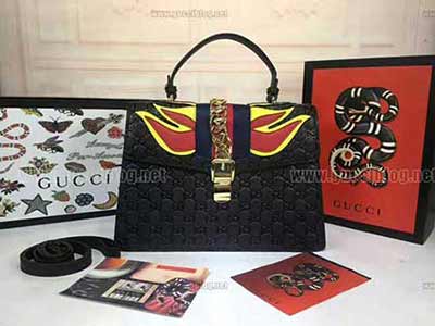 gucci原單品質 新走秀款頗具結構感的一款GG壓花配色肩背包