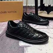 LOUIS VUITTON 路易威登 專柜同步 挺闊流暢大方的楦型設計 以精湛縫線勾勒休閑鞋履的雅致情懷 描寫男人自信的輪廓 看似簡約的一款 實際做工相當復雜鞋面優選進口牛皮 羊皮里 相當考驗工匠的手