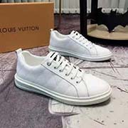 LOUIS VUITTON 路易威登 專柜同步 挺闊流暢大方的楦型設計 以精湛縫線勾勒休閑鞋履的雅致情懷 描寫男人自信的輪廓 看似簡約的一款 實際做工相當復雜鞋面優選進口牛皮 羊皮里 相當考驗工匠的手