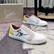 GZ/ 朱塞佩·薩諾第 出身于的名品王國意大利 創始人是位不折不扣的潮人 其設計的鞋子也是獨具匠心 擅長利用特殊皮料和金屬精良結合 帶來強悍的視覺享受 與多數不同 GZ給人的酷炫感 是與生俱來