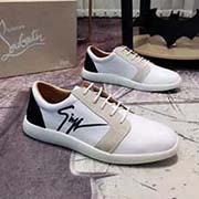 GZ/ 朱塞佩·薩諾第 出身于的名品王國意大利 創始人是位不折不扣的潮人 其設計的鞋子也是獨具匠心 擅長利用特殊皮料和金屬精良結合 帶來強悍的視覺享受 與多數不同 GZ給人的酷炫感 是與生俱來