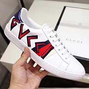 情侶款 新款 全套包裝 高等版本。古奇字母刺繡高等版。此款為小白鞋經(jīng)典款。全套包裝請(qǐng)各位老板看清楚我家鞋子的走線。肯定高等『 Gucci 』古奇 Ace Sneakers小白鞋 再次顛覆了傳統(tǒng)小白鞋的