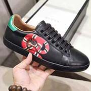 。官網(wǎng)。情侶款 全套包裝 黑色大蛇高等版 此款為小白鞋黑色高等版。請各位老板看清楚我家鞋子的走線。肯定高等『 Gucci 』古奇 Ace Sneakers小白鞋 再次顛覆了傳統(tǒng)小白鞋的設(shè)計 N多明星有