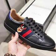 。官網。情侶款 全套包裝 黑色狗年狗頭高等版 此款為小白鞋黑色高等版。請各位老板看清楚我家鞋子的走線。肯定高等『 Gucci 』古奇 Ace Sneakers小白鞋 再次顛覆了傳統小白鞋的設計 N多明