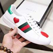 情侶款 高等版本。古奇愛心經(jīng)典高等版。此款為小白鞋經(jīng)典款。全套包裝請各位老板看清楚我家鞋子的走線。肯定高等『 Gucci 』古奇 Ace Sneakers小白鞋 再次顛覆了傳統(tǒng)小白鞋的設(shè)計(jì) N多明星有