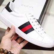 。白色高等基礎(chǔ)版。此款為小白鞋白色基礎(chǔ)版。全套包裝請各位老板看清楚我家鞋子的走線。肯定高等『 Gucci 』古奇 Ace Sneakers小白鞋 再次顛覆了傳統(tǒng)小白鞋的設(shè)計 N多明星有演繹過 瞬間喚起