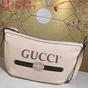 gucci古奇GUCCI2018流行圓底包獨特的設計風格 并將街頭元素與之結合以帶有紋路的柔軟皮革制作 包身飾有G標識 這是一種從80年代復古印花取材的復古圖案可調節皮革背帶 型號：523588尺寸：