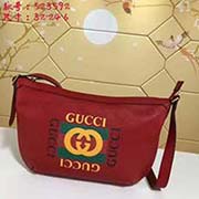小號(hào) gucci古奇GUCCI2018流行圓底包獨(dú)特的設(shè)計(jì)風(fēng)格 并將街頭元素與之結(jié)合以帶有紋路的柔軟皮革制作 包身飾有G標(biāo)識(shí) 這是一種從80年代復(fù)古印花取材的復(fù)古圖案可調(diào)節(jié)皮革背帶 型號(hào)：523592