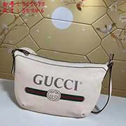 小號 gucci古奇GUCCI2018流行圓底包獨特的設計風格 并將街頭元素與之結合以帶有紋路的柔軟皮革制作 包身飾有G標識 這是一種從80年代復古印花取材的復古圖案可調節皮革背帶 型號：523592