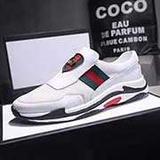 PGucci2018春夏套腳新款式 毫不猶豫 時裝走秀新款 官網一：一打造 鞋面采用進口優質牛皮搭配原版透氣面料 沉穩的色調襯映男士的內斂雅致格調 優質水紋豬皮柔軟舒適 挑剔的選料精致的做工給您