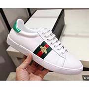 情侶款 高等版本。古奇小蜜蜂經(jīng)典高等版。此款為小白鞋經(jīng)典款。全套包裝請各位老板看清楚我家鞋子的走線。肯定高等『 Gucci 』古奇 Ace Sneakers小白鞋 再次顛覆了傳統(tǒng)小白鞋的設(shè)計 N多明星