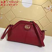 gucci古奇GUCCI新款 半月形設計風格 選用質地柔軟進口牛皮革 經(jīng)水洗和刷磨工藝處理 皮表面帶有裂痕紋路的哦 正面是古銅色雙G五金 背面是古鋼色小虎頭里面是超纖襯里 搭配可拆卸的肩帶現(xiàn)在的潮流風