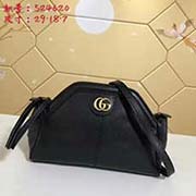 gucci古奇GUCCI新款 半月形設(shè)計(jì)風(fēng)格 選用質(zhì)地柔軟進(jìn)口牛皮革 經(jīng)水洗和刷磨工藝處理 皮表面帶有裂痕紋路的哦 正面是古銅色雙G五金 背面是古鋼色小虎頭里面是超纖襯里 搭配可拆卸的肩帶現(xiàn)在的潮流風(fēng)