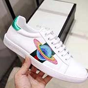 情侶款 新款 全套包裝 高等版本。古奇地球村高等版。此款為小白鞋經(jīng)典款。全套包裝請各位老板看清楚我家鞋子的走線。肯定高等『 Gucci 』古奇 Ace Sneakers小白鞋 再次顛覆了傳統(tǒng)小白鞋的設(shè)