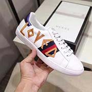 情侶款 新款 全套包裝 高等版本。古奇字母刺繡高等版。此款為小白鞋經(jīng)典款。全套包裝請(qǐng)各位老板看清楚我家鞋子的走線。肯定高等『 Gucci 』古奇 Ace Sneakers小白鞋 再次顛覆了傳統(tǒng)小白鞋的