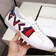 情侶款 新款 全套包裝 高等版本。古奇字母刺繡高等版。此款為小白鞋經典款。全套包裝請各位老板看清楚我家鞋子的走線?？隙ǜ叩取?Gucci 』古奇 Ace Sneakers小白鞋 再次顛覆了傳統小白鞋的