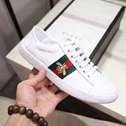 。古奇小白鞋情侶高等版。此款為古奇小白鞋經(jīng)典春夏款。全套包裝 請(qǐng)各位老板看清楚我家鞋子的走線。肯定高等『 Gucci 』古奇 Ace Sneakers小白鞋 再次顛覆了傳統(tǒng)小白鞋的設(shè)計(jì) N多明星有演繹