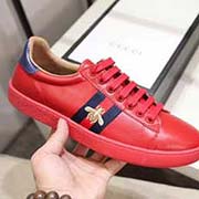 情侶款 高等版本。古奇小蜜蜂紅色經典高等版。此款為小白鞋經典款。全套包裝請各位老板看清楚我家鞋子的走線。肯定高等『 Gucci 』古奇 Ace Sneakers小白鞋 再次顛覆了傳統小白鞋的設計 N多