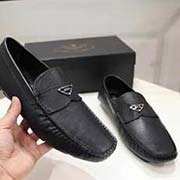  普拉達 PRADA 專柜同款豆豆鞋 1:1高等原版復(fù)刻 做工精致嚴謹 細節(jié)無可挑剔 原廠進口十字紋牛皮 原版開模超耐磨防滑橡膠大底 頭層牛皮內(nèi)里 高等高等貨 質(zhì)量無與倫比。38-44碼