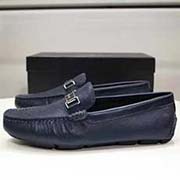  普拉達 PRADA 專柜同款豆豆鞋 1:1高等原版復刻 做工精致嚴謹 細節無可挑剔 原廠進口十字紋牛皮 超耐磨防滑橡膠大底 頭層豬皮內里 高等高等貨 質量無與倫比。38-44碼 黑蘭兩色