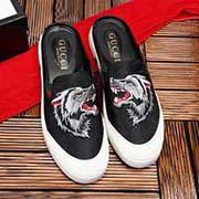 GUCCI古奇致美時尚經(jīng)典半拖鞋 古奇這款線條簡潔利落的懶人拖堪稱是永不過時的經(jīng)典鞋履。鞋面上飾有特有的動物圖案標(biāo)志。提升造型的時髦魅力。一比一官網(wǎng)同步 面料采用進(jìn)口仿水布制作 內(nèi)里采用舒適綿羊里。大