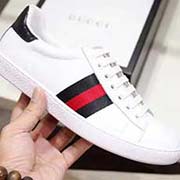 。白色高等基礎版。此款為小白鞋白色基礎版。全套包裝請各位老板看清楚我家鞋子的走線。肯定高等『 Gucci 』古奇 Ace Sneakers小白鞋 再次顛覆了傳統小白鞋的設計 N多明星有演繹過 瞬間喚起