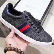 官網2018情侶新款。全套包裝 情侶款高等版本 歡迎對比 Gucci古奇 新小白鞋系列休閑便鞋！官網1：1打造。鞋面采用古奇專用特殊材質。內里采用優質水紋羊里柔軟舒適。挑剔的選料精致的做工給您好的