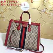 gucci古奇GUCCI新款 沉浸在復(fù)古情懷之中 方正的造型讓人聯(lián)想到復(fù)古的設(shè)計(jì)GG Supreme高等人造帆布材質(zhì) 點(diǎn)綴紅綠織帶等富特色的經(jīng)典元素 體現(xiàn)出對(duì)馬術(shù)本源的致敬型號(hào): 524537尺寸：