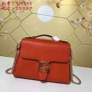 gucci古奇GUCCI新款新全牛皮手提包. 大小剛好 任何身高都輕松駕馭. 可以手提 肩背 又非常百搭 可以任意搭配服裝風格. 全牛皮質感非常上檔次.肯定是今年火的款式型號: 510302尺寸：