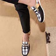 巴寶莉新款～男士休閑半拖 全新米蘭時裝時尚的設計 精良做工 打造裝柜品質 鞋面：時尚精美品巴寶莉壓印logo 適合戶外活動 頭層小牛皮壓紋 羊皮內里柔軟舒適 原版橡膠耐磨大底 男鞋碼數：38--44