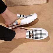 巴寶莉新款～男士休閑半拖 全新米蘭時裝時尚的設計 精良做工 打造裝柜品質 鞋面：時尚精美品巴寶莉壓印logo 適合戶外活動 頭層小牛皮壓紋 羊皮內里柔軟舒適 原版橡膠耐磨大底 男鞋碼數：38--44