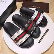 GUCCI古奇 標(biāo)準(zhǔn)碼：男碼38/45 等級：高品質(zhì) 材料：鞋面印花 五金裝飾 。原版橡膠大底 款式類別：涼鞋 夏季畢備 顏色：白色 米色 咖色