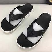 新款PRADA普拉達 男士拖鞋上市了 按原版一比一開模高等版本一模一樣 頭層牛皮 羊皮內里做工非常好 看到實物真的美 專柜大底 檔次超高 穿上超氣質 碼數：38-44