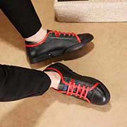 古奇～獨特現(xiàn)代風(fēng)運(yùn)動鞋。專柜代買 休閑鞋 男士2018專柜同步發(fā)售 意大利進(jìn)口原版精選頭層柔軟牛皮 特殊材質(zhì)。 羊皮內(nèi)里 拒絕脫色磨腳鞋底：原廠特供原版底 超酷 法國懶人風(fēng)格設(shè)計 懶人套腳松緊帶套腳