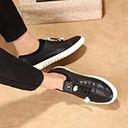 路易威登2018春款板鞋新貨首發(fā) 意大利進口高等牛皮 立體剪裁 沖孔透氣 奢華升級 做工精細 車線流暢 配羊皮內(nèi)里 柔軟舒適度升級 更透氣吸汗 懶人樂福鞋男潮款 套腳潮鞋 鞋面重金打造 原版復(fù)刻 專用