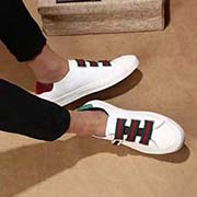 p古奇Gucc！高等精品款 2018專柜新款 運(yùn)動休閑板鞋 經(jīng)典休閑樂福板鞋搭配魔術(shù)貼 秋冬畢備品 舒適百答 鞋面：進(jìn)口牛皮 羊內(nèi)里 拒絕磨腳超級酷 原版橡膠大底！細(xì)節(jié)精湛！男鞋碼數(shù)：38-44 黑色