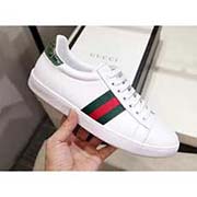  情侶款 新款 全套包裝 高等版本。古奇基礎(chǔ)版高等版。此款為小白鞋經(jīng)典款。全套包裝請(qǐng)各位老板看清楚我家鞋子的走線。肯定高等『 Gucci 』古奇 Ace Sneakers小白鞋 再次顛覆了傳統(tǒng)小白鞋的