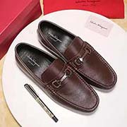  Ferragamo菲拉格慕 中碼以下建議拿小一碼：男碼38/4445可以定做 等級： 代買 材料：頭層牛皮。五金裝飾扣 不染色牛皮內里 原版橡膠大底 款式類別：豆豆鞋系列 隨意出入各種場合 百搭舒適