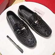  Ferragamo菲拉格慕 中碼以下建議拿小一碼：男碼38/4445可以定做 等級(jí)： 材料：頭層牛皮壓鱷魚(yú)紋 不染色羊皮內(nèi)里 原版橡膠大底 款式類(lèi)別：正裝皮鞋 隨意出入各種場(chǎng)合 百搭舒適 顏色：黑色