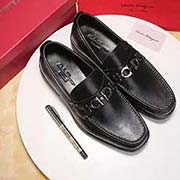  Ferragamo菲拉格慕 中碼以下建議拿小一碼：男碼38/4445可以定做 等級： 代買 材料：頭層牛皮 五金裝飾扣。 不染色牛皮內里 原版橡膠大底 款式類別：皮鞋鞋系列 隨意出入各種場合 百搭舒