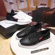  GUCCI古奇 中碼以下建議拿小一碼 男碼38/4445可以訂做 等級：高品質 材料：頭層牛皮 配彈力布 綿羊皮鞋墊 原版橡膠大底 款式類別：休閑鞋百搭舒適 顏色：白 黑